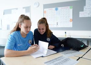 chicas estudiando en el campamento del Manchester City