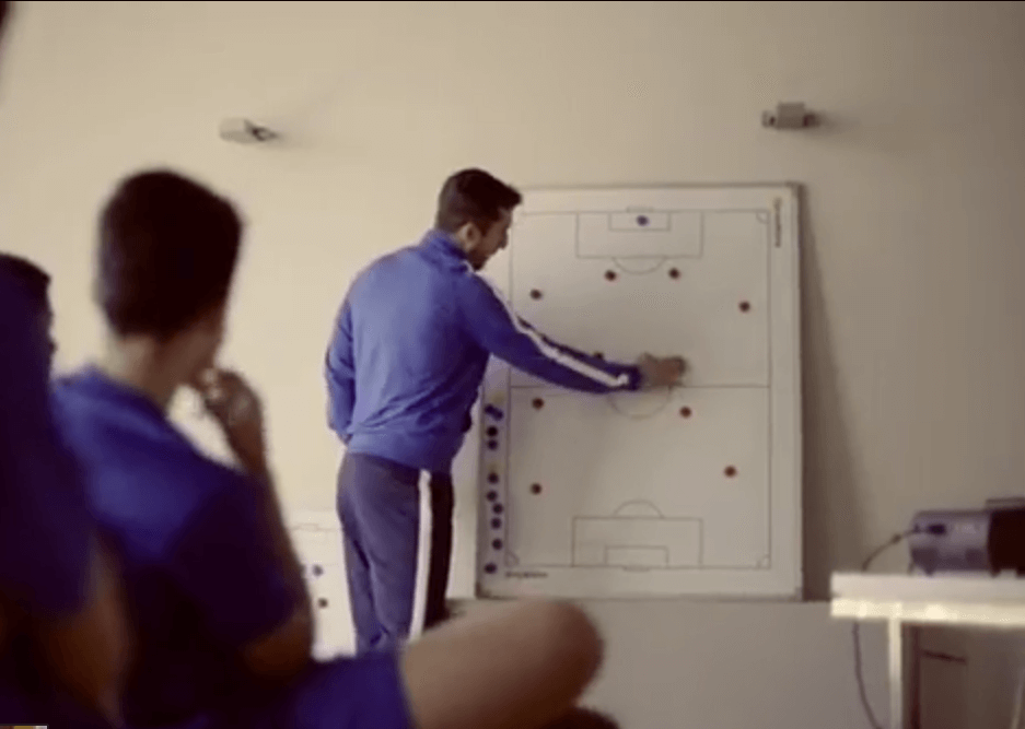 Entrenamiento táctico en un campamento de fútbol