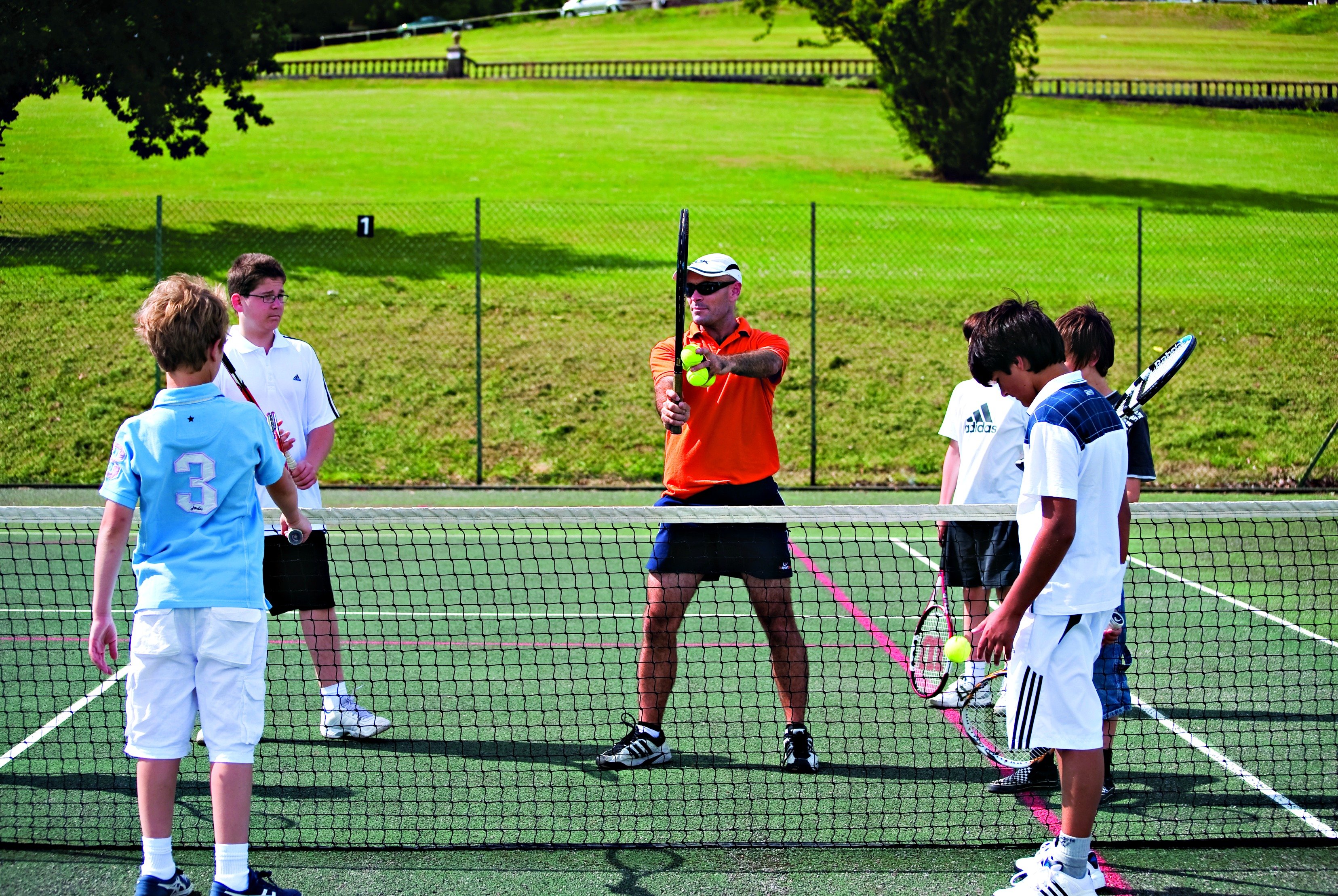 edad para comenzar en el tenis - niños entrenando