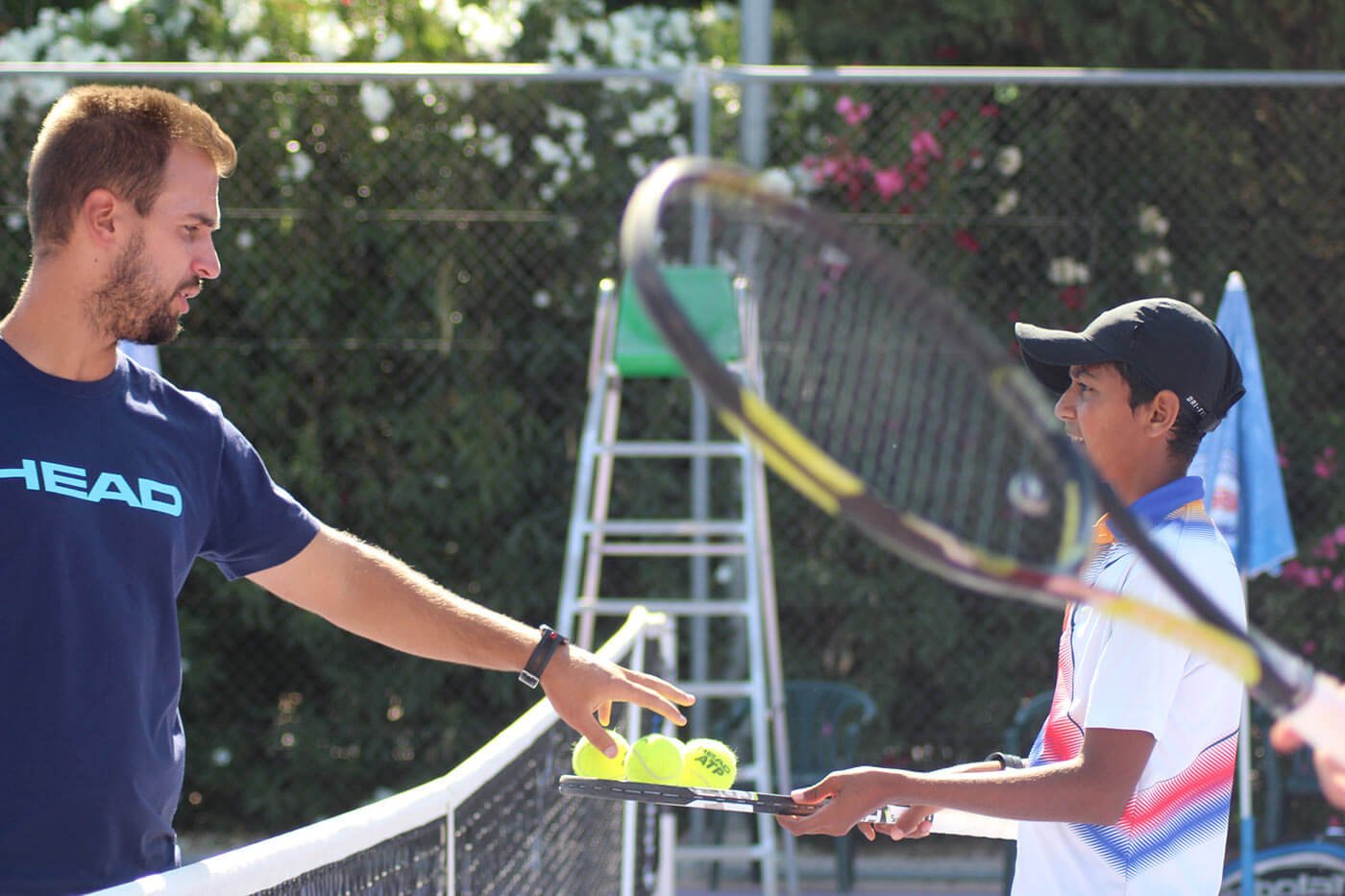 cómo ser entrenador de tenis - entrenamiento en academia Ferrero