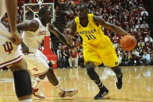 Dos jugadores actuales de la NBA, Oladipo y Hardaway Jr., disputan un balón en su etapa en la universidad.