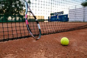 Quels sont les types de courts de tennis et comment influencent-ils le jeu des joueurs?