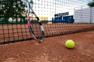 Quali tipi di campi da tennis esistono e come influenzano il gioco di un giocatore?