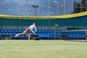 Type of tennis courts and their influence on ball bounce & speed