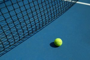 Quels sont les types de courts de tennis et comment influencent-ils le jeu des joueurs?