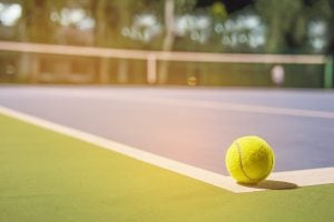 ¿Qué tipos de pistas de tenis existen y cómo influyen en el juego del tenista?