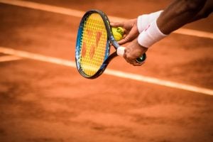 ¿Qué tipos de pistas de tenis existen y cómo influyen en el juego del tenista?