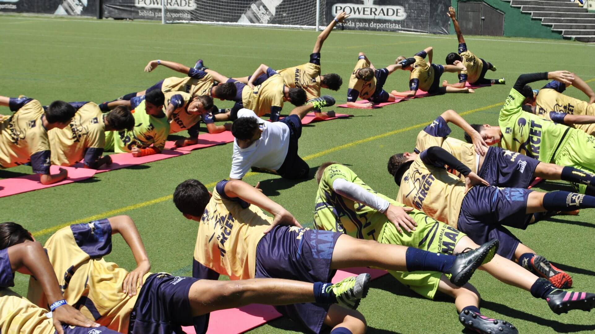 Entrenamiento de abdominales en los campamentos de fútbol en invierno de la academia de Barcelona