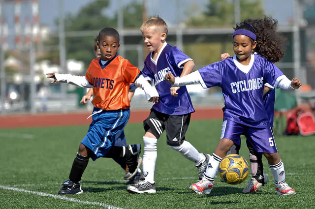 defensa del balón de fútbol en niños pequeños