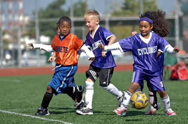 defensa del balón de fútbol en niños pequeños defensa del balón de fútbol en niños pequeños
