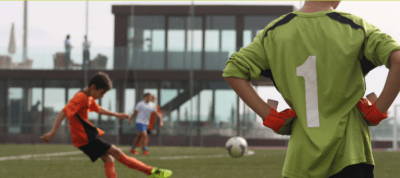 entrenamiento de porteros de fútbol en niños