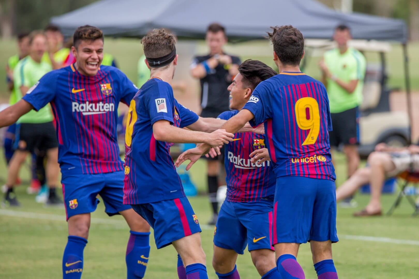 equipo de la cantera del FC Barcelona celebrando un gol