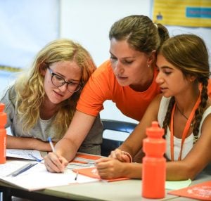 beneficios de los campamentos clases de inglés en una escuela 300x286 - Los padres opinan sobre los beneficios de los campamentos beneficios de los campamentos clases de inglés en una escuela 300x286 - Los padres opinan sobre los beneficios de los campamentos
