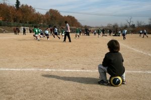 Niño aprendiendo como ser futbolista profesional.