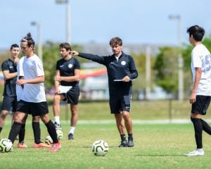 entrenador academia alto rendimiento fútbol