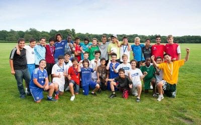 Chicos en el campamento de fútbol e inglés del Chelsea