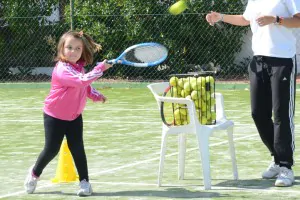 Ejercicios y material de tenis para niños