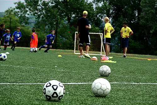 Football/Soccer: Passing drill - 2 balls 4 players (Technical