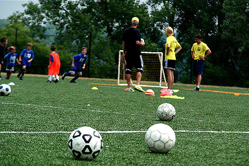 Vídeo con ejercicios de manejo y control de balón para niños en fútbol