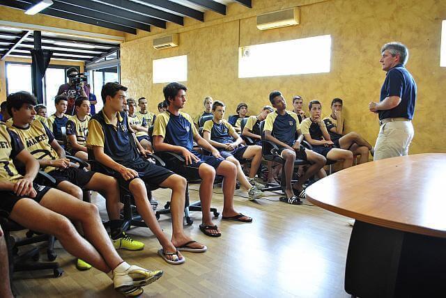 Barcelone haut niveau - How to become a professional soccer player | Ertheo Sports Programs Barcelone haut niveau - How to become a professional soccer player | Ertheo Sports Programs