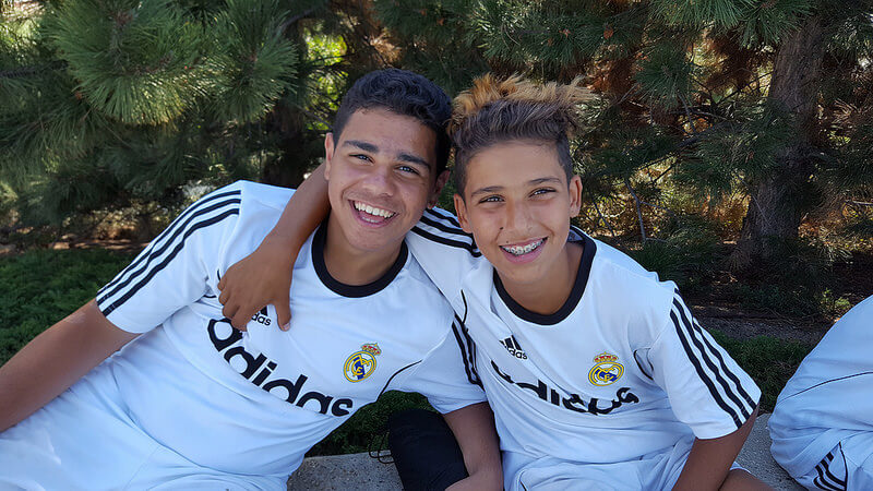 Chicos en el campamento de fútbol e inglés del Real Madrid.