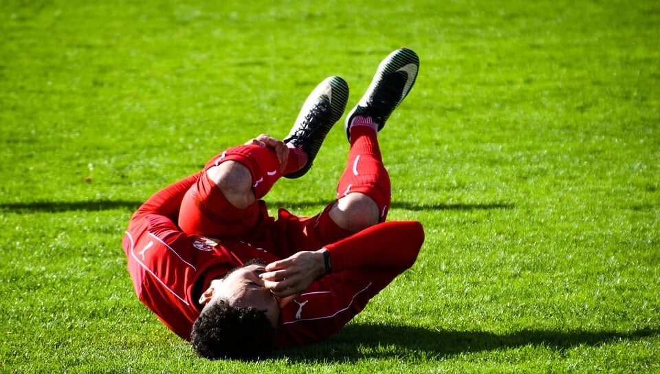 jugador de fútbol lesionado