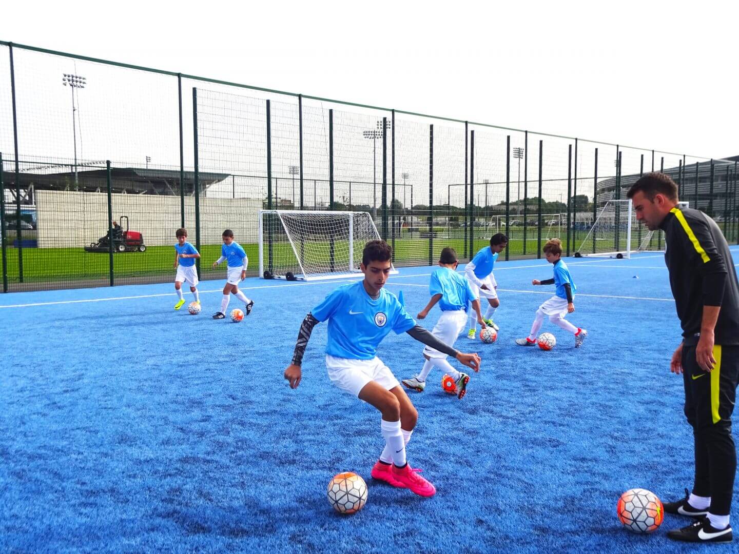 Entrenamiento de fútbol en el campamento Manchester City