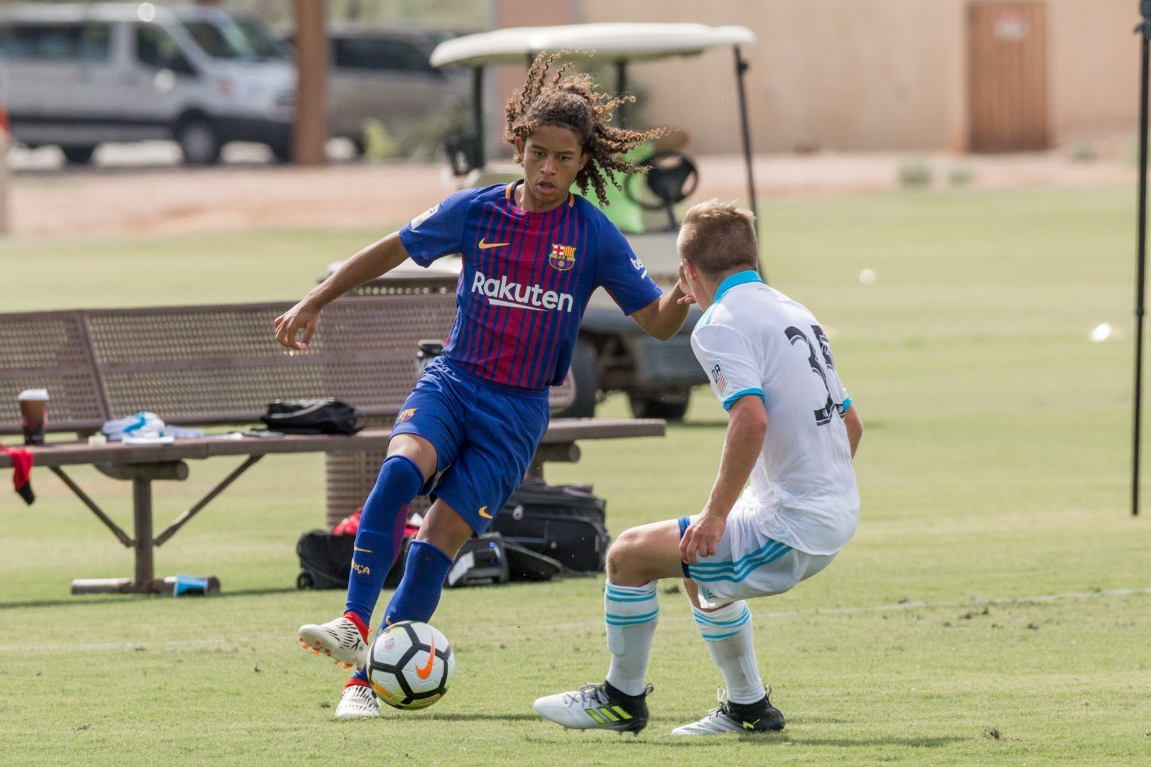 Jugador de la academia de fútbol de alto rendimiento del Barça en USA encarando a un rival