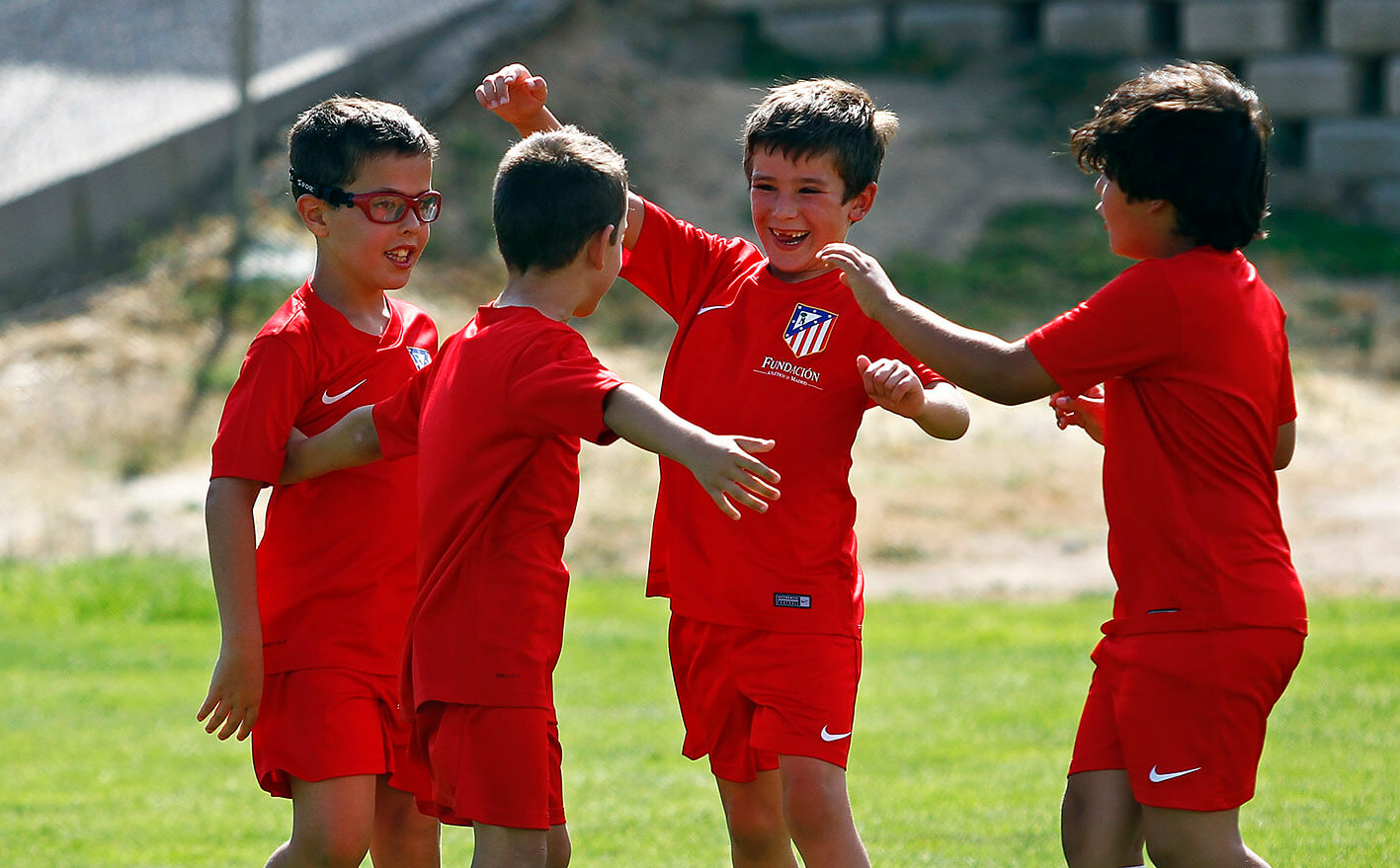 no a la violencia en el fútbol: niños del Atlético abrazados en el campo