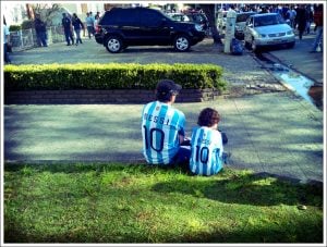 padre e hijo mostrando su o a la violencia en el fútbol base