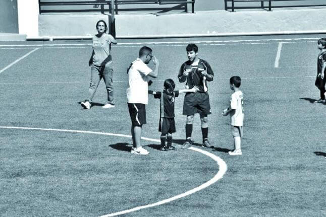 Niño separa a su padre y al árbitro para evitar un caso de violencia en el fútbol