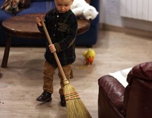 Deporte para niños barriendo en casa