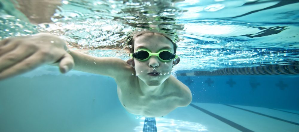 Niño haciendo natación - deporte con niños