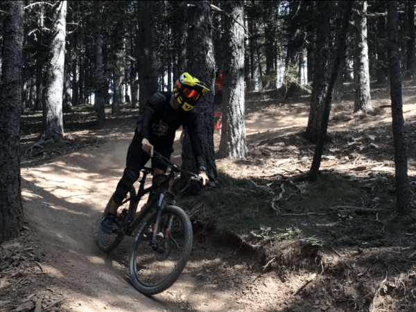 Alumno de los campamentos de verano en España de Camp Rialp en bicicleta