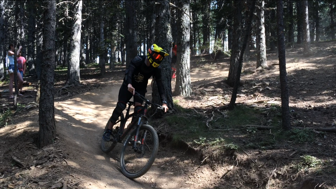 Alumno de los campamentos de verano en España de Camp Rialp en bicicleta