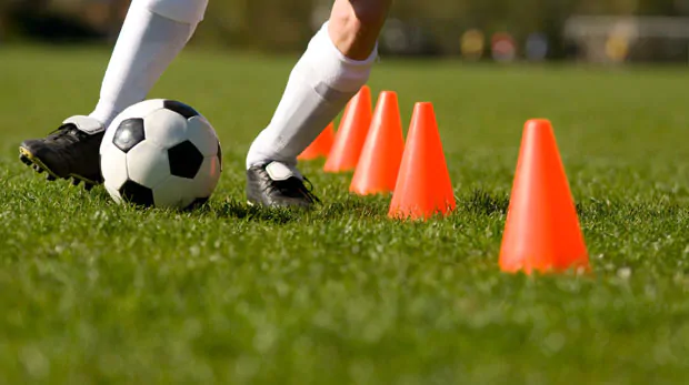 conos-entrenamiento-de-futbol - Soccer summer camps and academies all over  the world