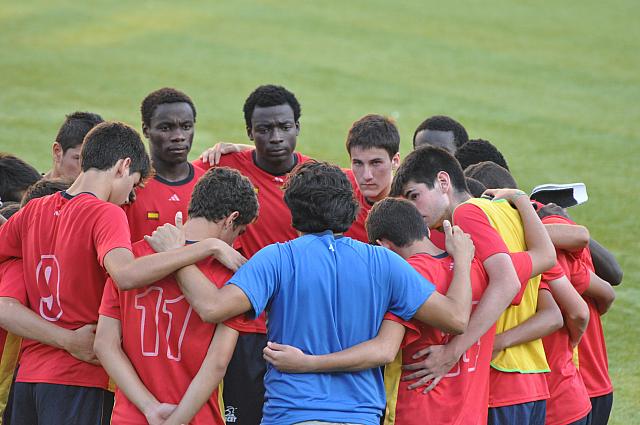 equipo unido en uno de los campamentos de fútbol para adolescentes