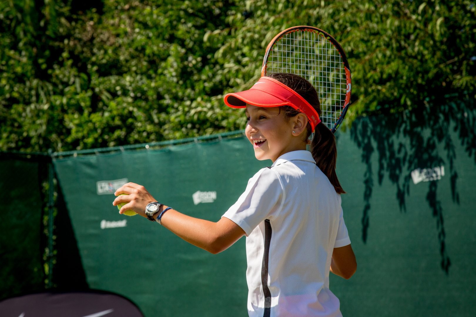 Hauteur de filet de tennis diminuée au centre ou non