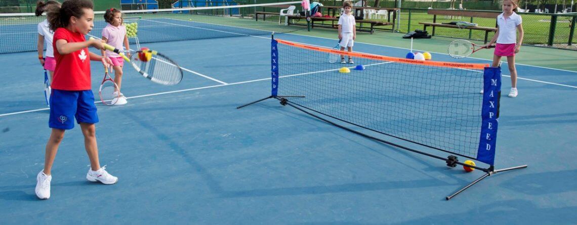 Descubre el material de tenis para niños que comienzan a jugar