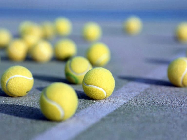 Ultimate tennis equipment list tennis balls Stages sportifs et