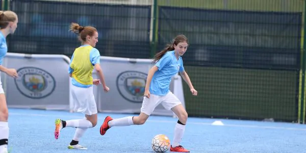 chicas entrenando en el campamento de verano en inglaterra del Manchester City