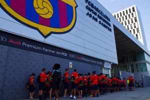 chicos en la ciudad deportiva de los campamentos de verano en España del FC Barcelona