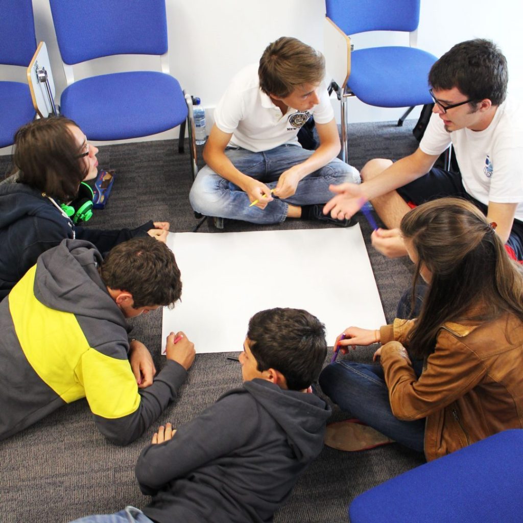 jóvenes debatiendo en el campamento de liderazgo en Yale