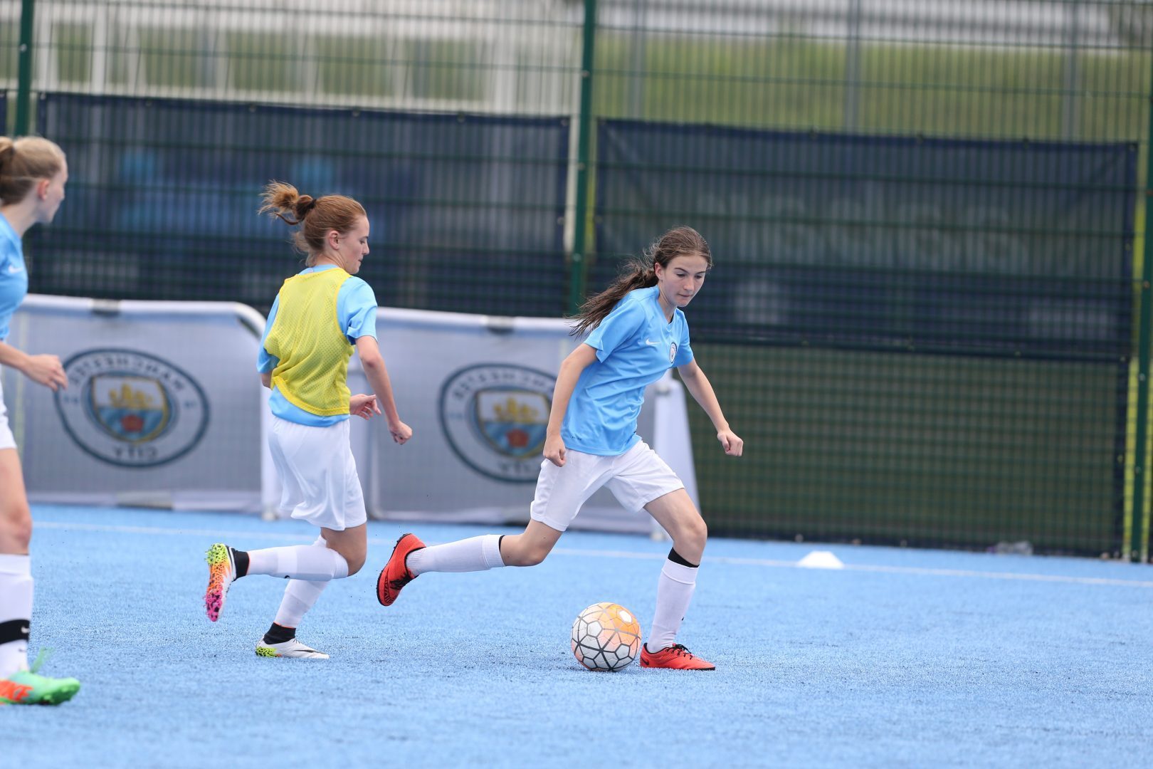 Acampamento de Futebol do Manchester City para Meninas na Inglaterra 2018 - Acampamentos de futebol para meninas em 2020. Conheça a rotina de uma jogadora profissional! Acampamento de Futebol do Manchester City para Meninas na Inglaterra 2018 - Acampamentos de futebol para meninas em 2020. Conheça a rotina de uma jogadora profissional!