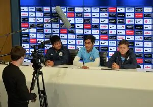 chicos del campamento del Manchester City en la rueda de prensa