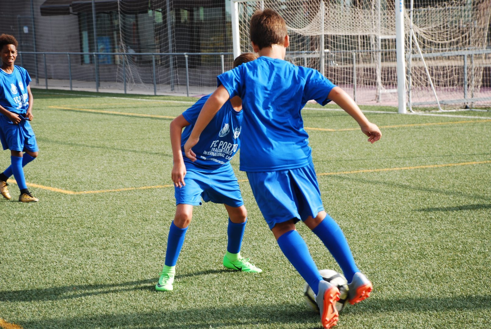 Niños realizando las pruebas de acceso para academias de fútbol