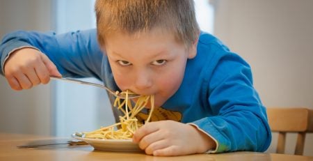 joven comiendo espaguetis recomendados por la dieta para niños deportistas