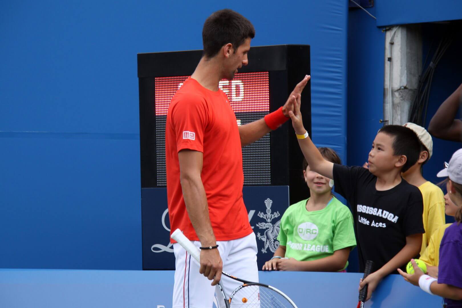 Novak Djokovic Giving a High Five - Cómo crear a un buen líder - Las 5 características que deben tener Novak Djokovic Giving a High Five - Cómo crear a un buen líder - Las 5 características que deben tener