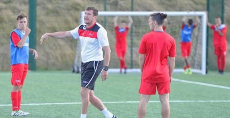 un entrenador dirige en una de las pruebas de fútbol de Inglaterra