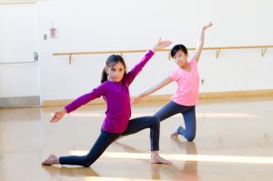chio y chica bailando en una actividad de verano para niños chio y chica bailando en una actividad de verano para niños